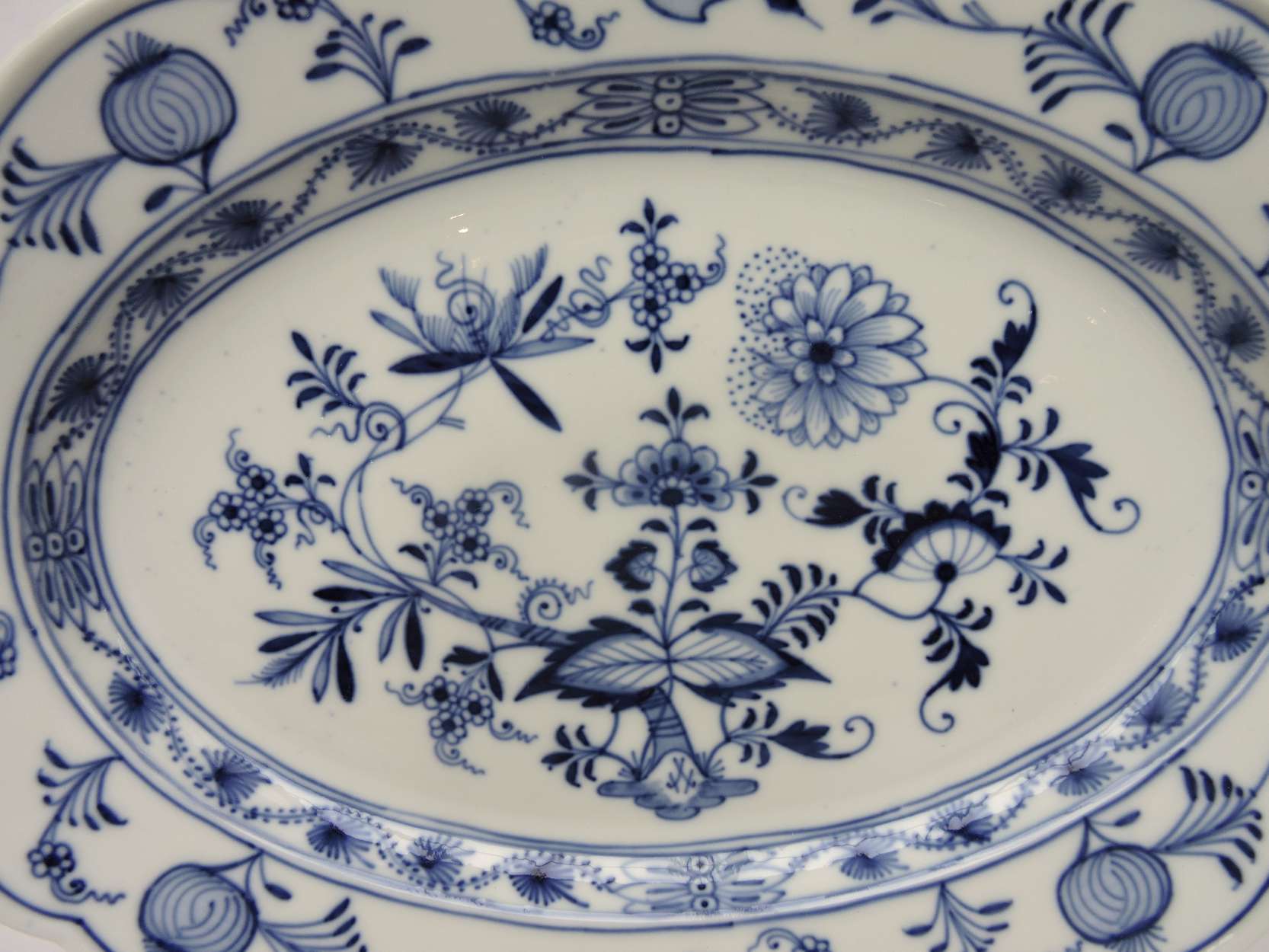 v wash of composition Pattern in Platter Bernardis  Antiques Onion Large  Meissen