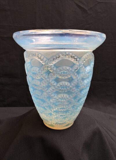 artglass - laliquebluevase-1.jpg