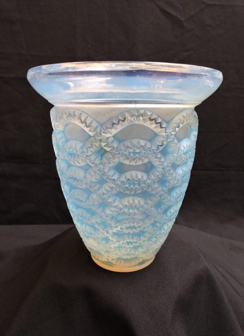 artglass - laliquebluevase-1.jpg