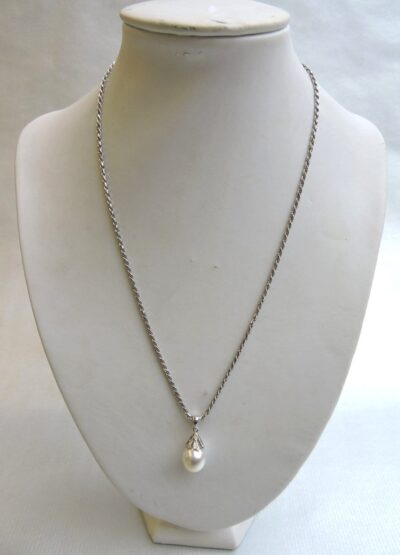 jewelry - whitegoldpearldropnecklace-04.jpg