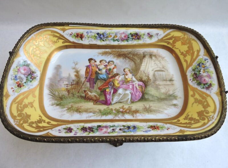 porcelain - sevreslongcenterpiece-01.jpg