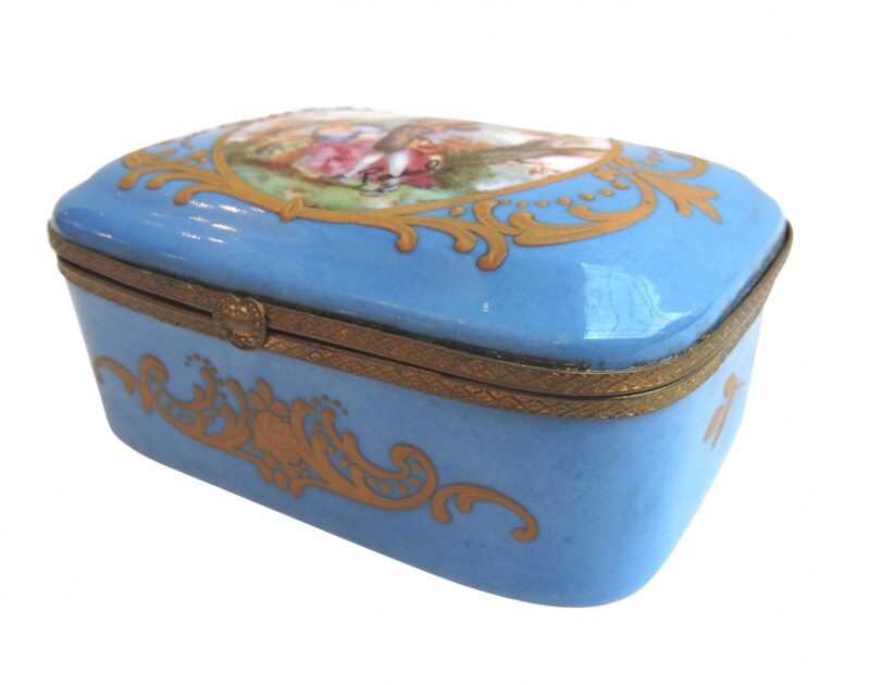 porcelain - smallfrenchporcelainbox-02-1.jpg