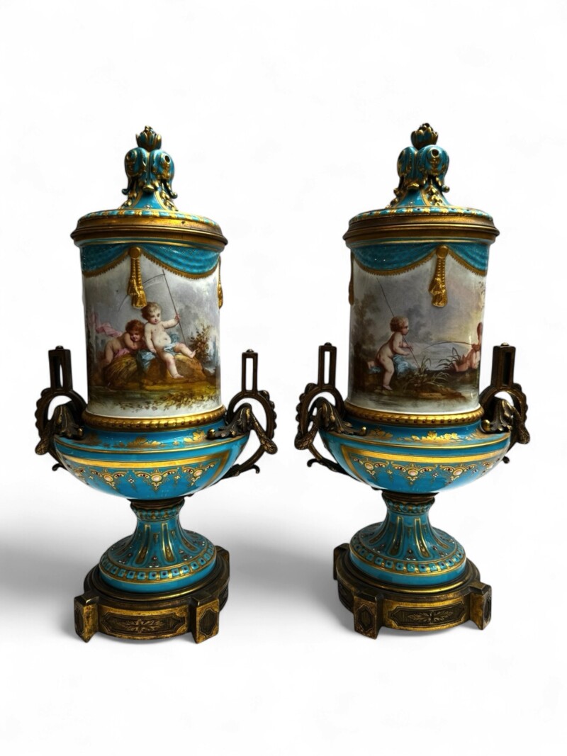 sevresbluepairvases-001