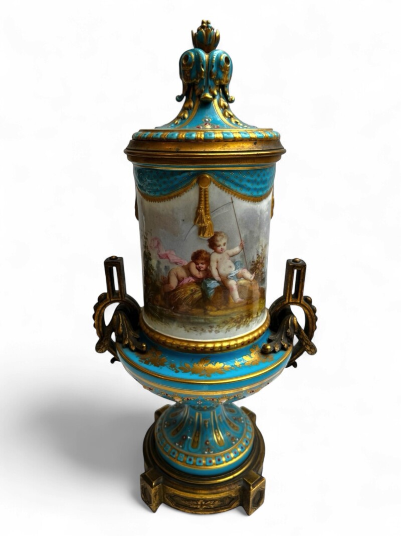 sevresbluepairvases-002