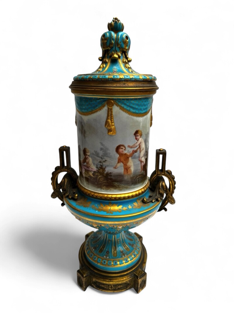 sevresbluepairvases-004